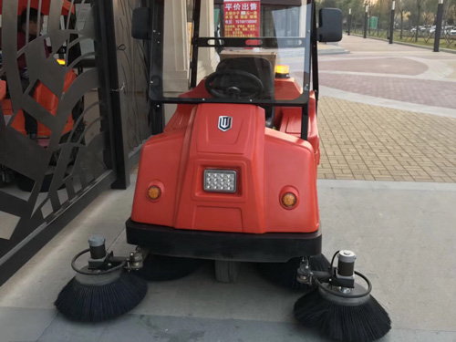 使用電動掃地機(jī)的注意事項(xiàng)