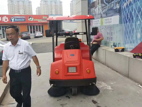 電動掃地機(jī)