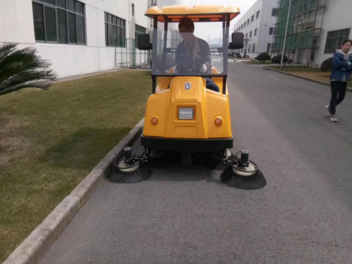 工業(yè)掃地機(jī)都有哪些優(yōu)點(diǎn)