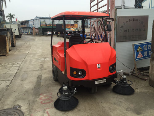 駕駛式掃地機(jī)報價