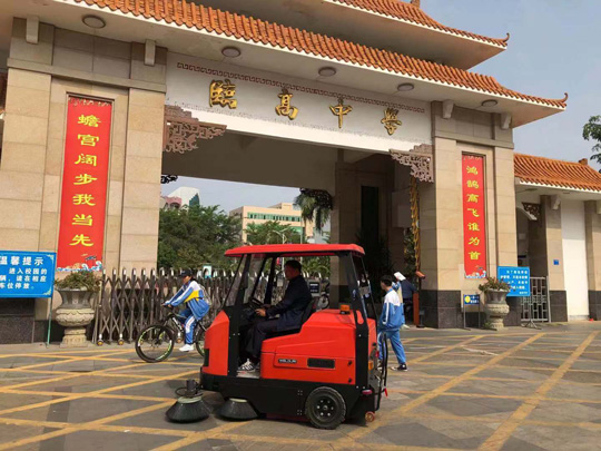 海南臨高中學(xué)掃地機案例