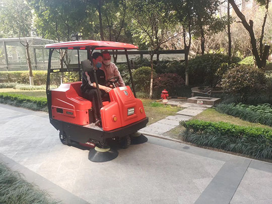 電動清掃車在操作過程中需要注意的基本事項(xiàng)