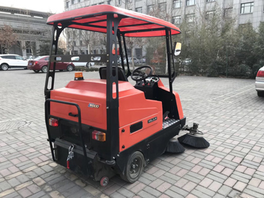 駕駛式掃地機(jī)多少錢