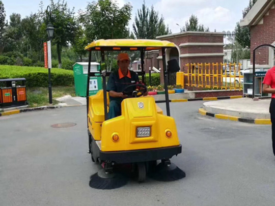 工業(yè)掃地車(chē)的用途有哪些