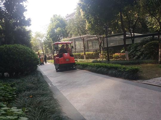 駕駛式掃地機怎么使用