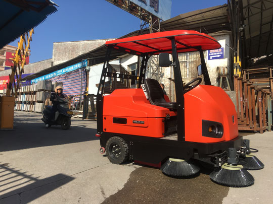 工廠掃地車多少錢,工廠掃地車怎樣選擇