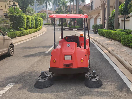 電動(dòng)掃地機(jī)